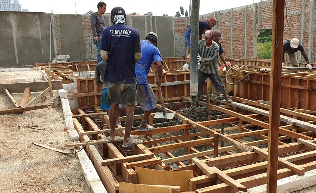 Proses Pembuatan Kolam Renang Di Jayapura